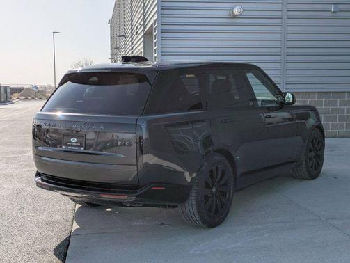 2025 Land Rover Range Rover P550e SE
