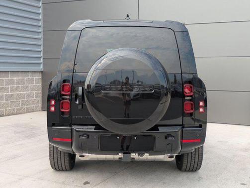 2025 Land Rover Defender 130 P400 X-Dynamic SE