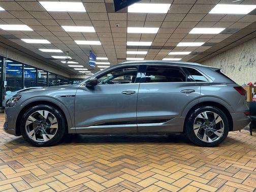 2021 Audi e-tron Premium Plus