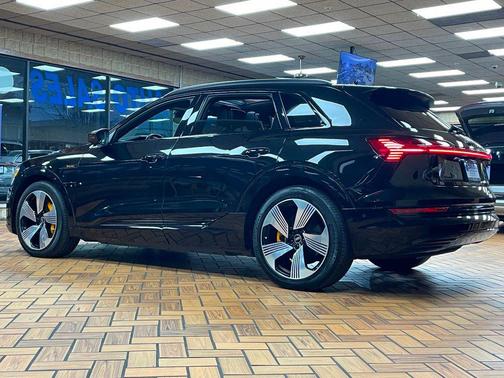 2022 Audi e-tron Premium Plus