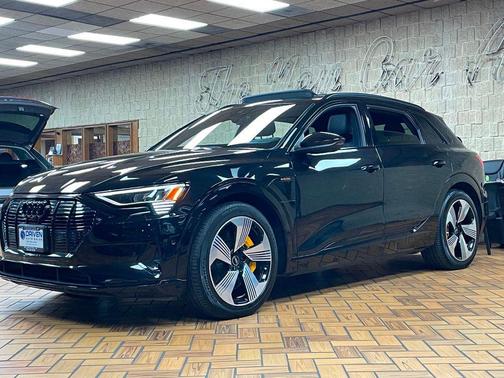 2022 Audi e-tron Premium Plus