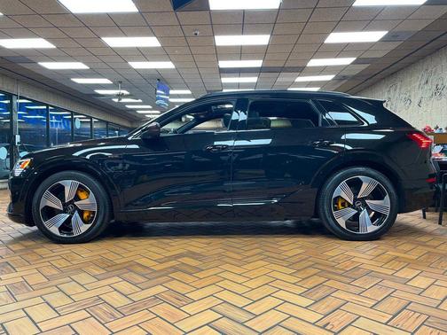 2022 Audi e-tron Premium Plus