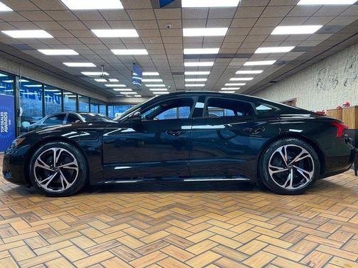 Mythos Black Metallic 2024 Audi e-tron GT Prestige quattro