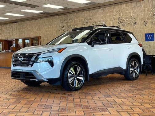 Everest White Pearl/Super Black 2025 Nissan Rogue SL