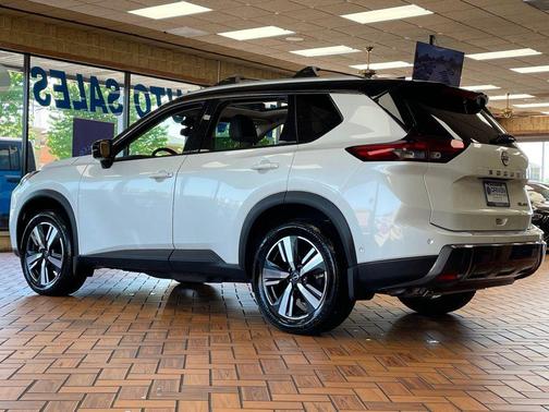 Everest White Pearl/Super Black 2025 Nissan Rogue SL