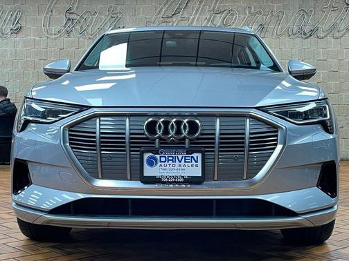 2022 Audi e-tron Premium Plus