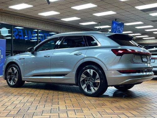 2022 Audi e-tron Premium Plus