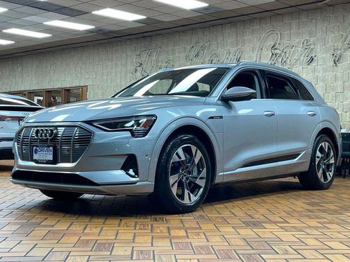 2022 Audi e-tron Premium Plus