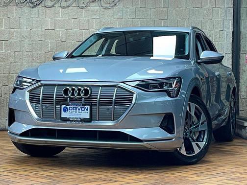 2022 Audi e-tron Premium Plus