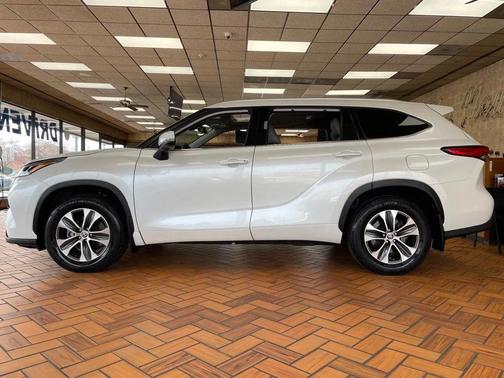 Wind Chill Pearl 2022 Toyota Highlander XLE