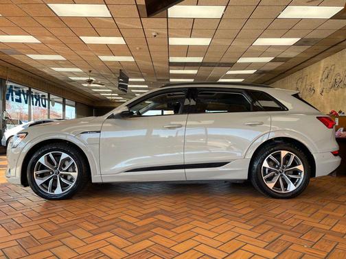 2021 Audi e-tron Premium Plus