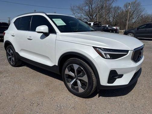 2023 Volvo XC40 B5 Plus Bright Theme