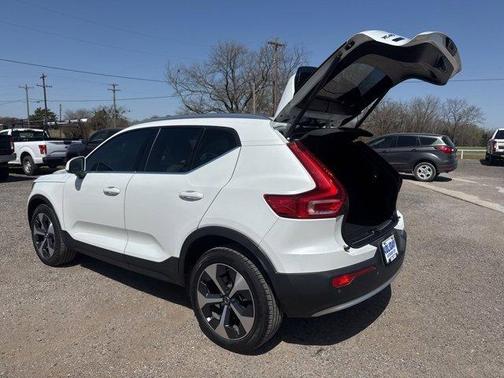 2023 Volvo XC40 B5 Plus Bright Theme