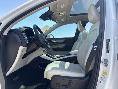 2023 Volvo XC40 B5 Plus Bright Theme