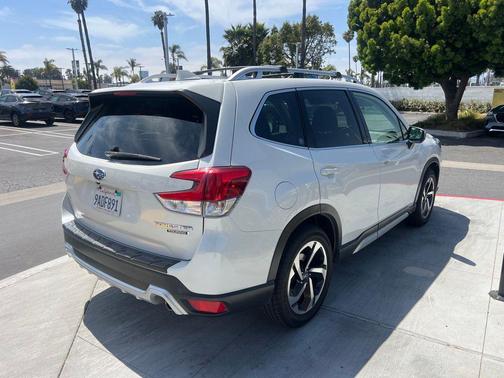 Crystal White Pearl 2022 Subaru Forester Touring