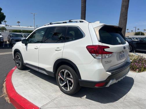 Crystal White Pearl 2022 Subaru Forester Touring
