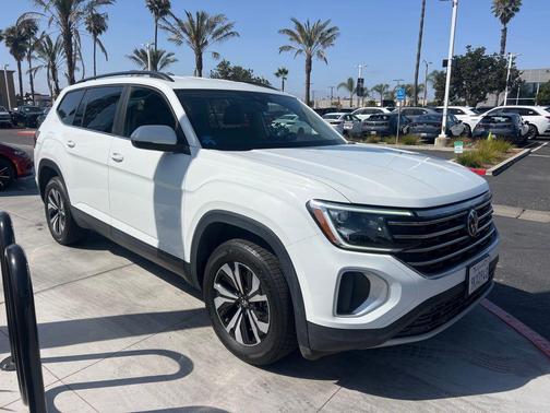 Opal White Pearl 2024 Volkswagen Atlas 2.0T SE