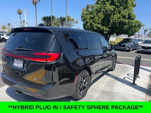 Brilliant Black Crystal Pearlcoat 2023 Chrysler Pacifica Hybrid Touring L
