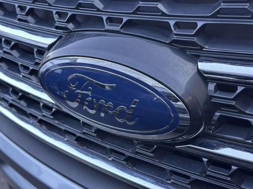 ICONIC SILVER METALLIC 2023 Ford Explorer XLT