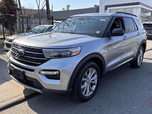 ICONIC SILVER METALLIC 2024 Ford Explorer XLT