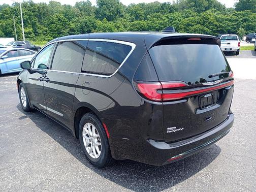 2023 Chrysler Pacifica Touring-L