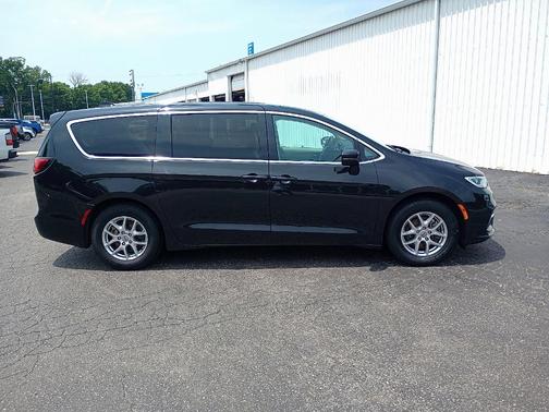 2023 Chrysler Pacifica Touring-L