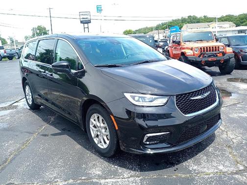 2023 Chrysler Pacifica Touring-L
