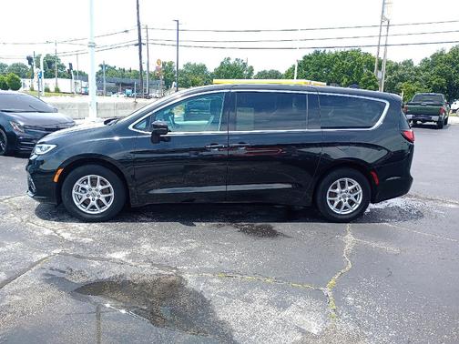 2023 Chrysler Pacifica Touring-L