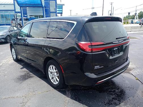 2023 Chrysler Pacifica Touring-L