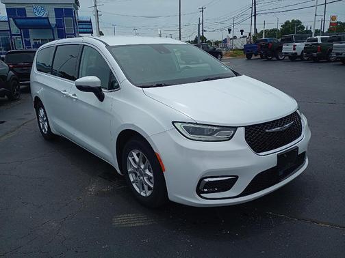 2023 Chrysler Pacifica Touring-L