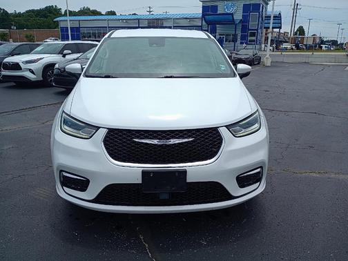 2023 Chrysler Pacifica Touring-L
