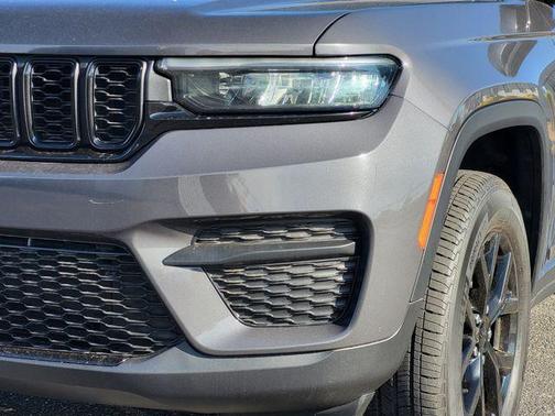 Metallic 2024 Jeep Grand Cherokee Laredo