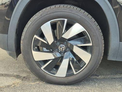 Deep Black Pearl Effect 2024 Volkswagen Atlas Cross Sport 2.0T SE w/Technology