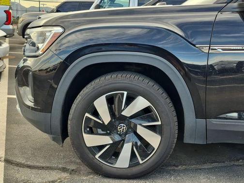 Deep Black Pearl Effect 2024 Volkswagen Atlas Cross Sport 2.0T SE w/Technology