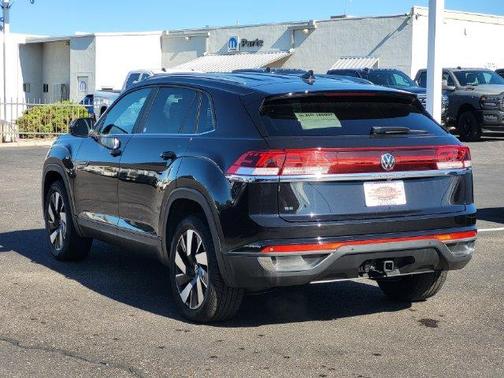 Deep Black Pearl Effect 2024 Volkswagen Atlas Cross Sport 2.0T SE w/Technology