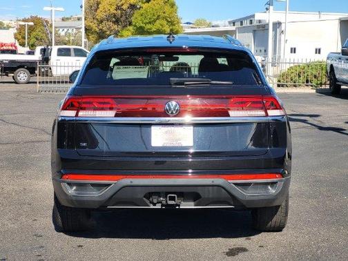 Deep Black Pearl Effect 2024 Volkswagen Atlas Cross Sport 2.0T SE w/Technology