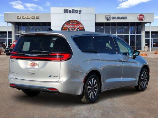 Silver Mist Clearcoat 2024 Chrysler Pacifica Hybrid Select