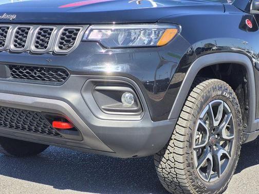 Diamond Black 2025 Jeep Compass Trailhawk