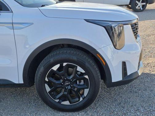 White Pearl 2024 Kia Sorento S