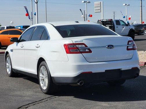 Oxford White 2018 Ford Taurus SE