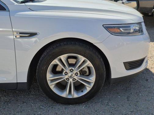 Oxford White 2018 Ford Taurus SE