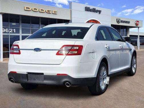 Oxford White 2018 Ford Taurus SE