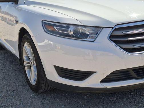 Oxford White 2018 Ford Taurus SE