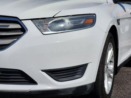 Oxford White 2018 Ford Taurus SE