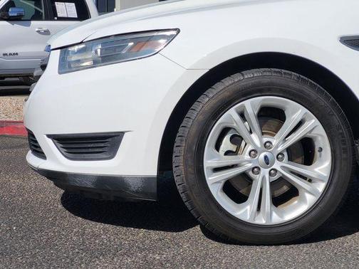 Oxford White 2018 Ford Taurus SE