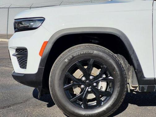 Bright White Clearcoat 2025 Jeep Grand Cherokee Laredo
