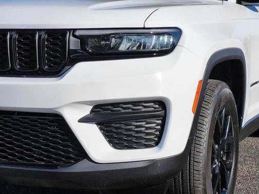 Bright White Clearcoat 2025 Jeep Grand Cherokee Laredo
