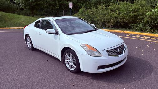 white 2008 Nissan Altima 3.5 SE