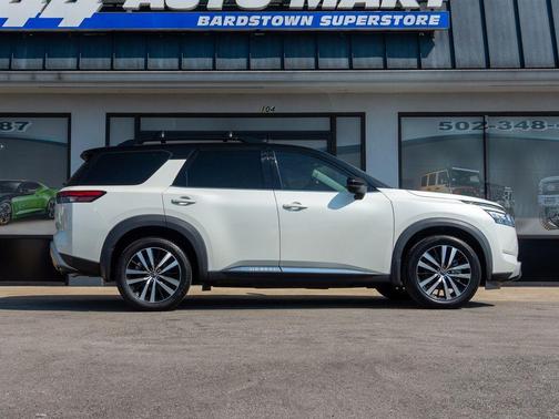 2023 Nissan Pathfinder Platinum FWD