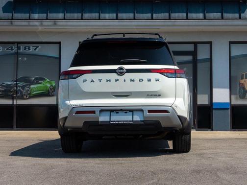 2023 Nissan Pathfinder Platinum FWD